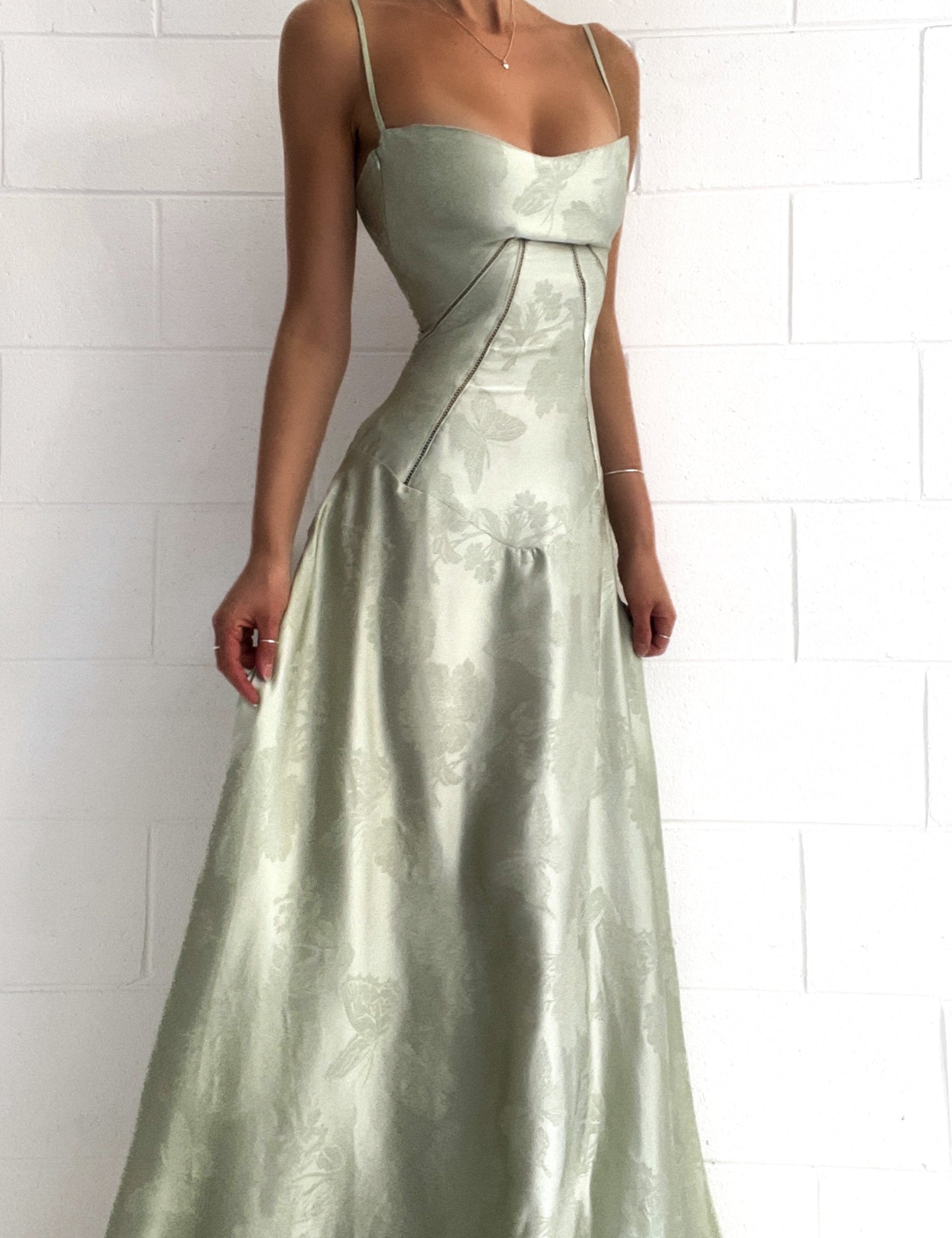 Maxi-jurk met bloemenprint en pistache groen zijprofiel