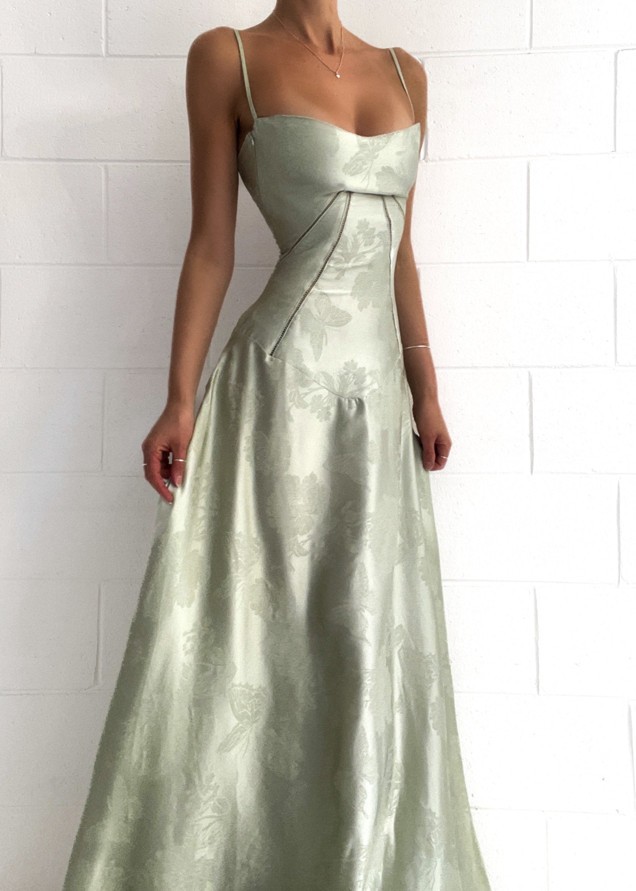 Maxi-jurk met bloemenprint en pistache groen zijprofiel