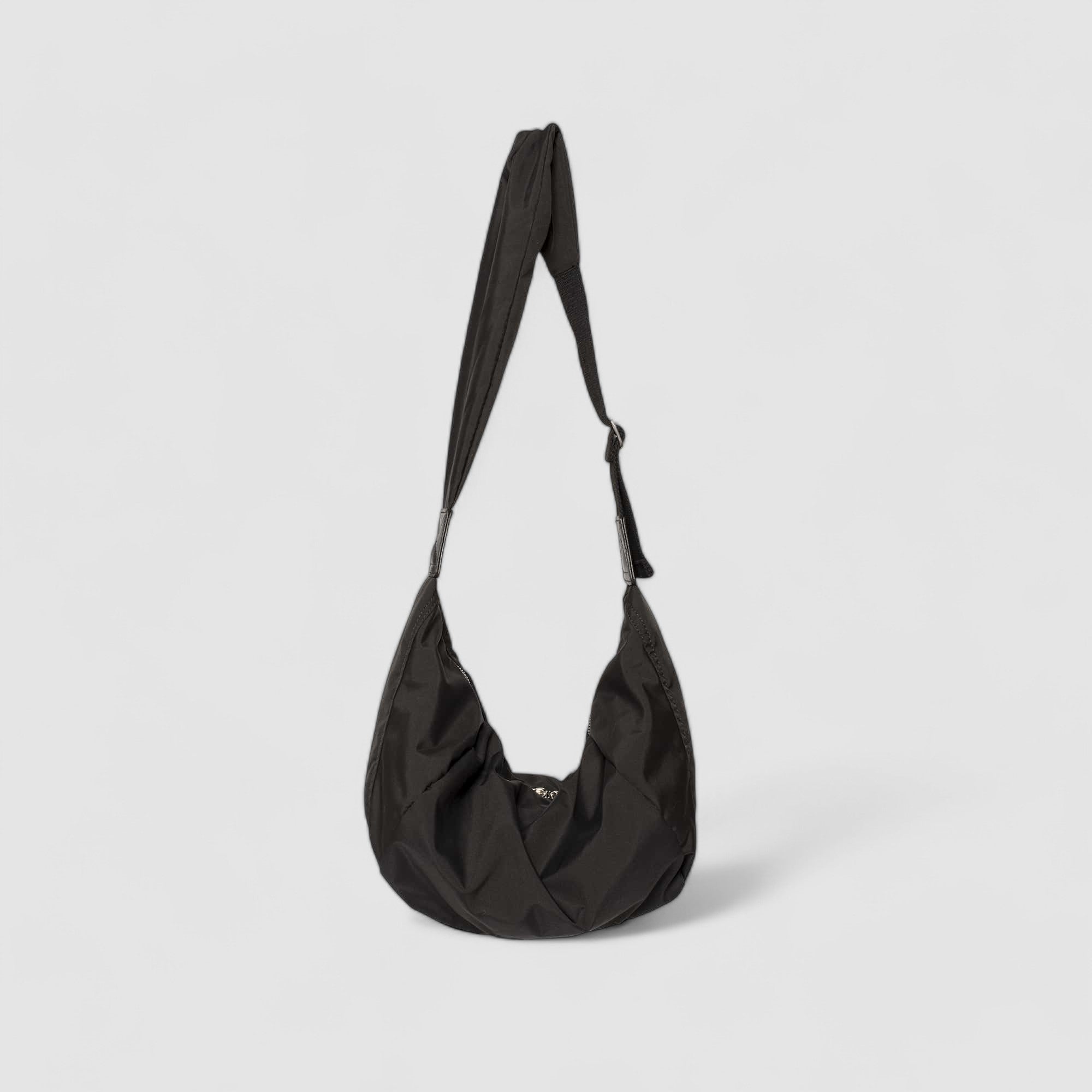 Schoudertas zwart nylon met lange schouderriem vooraanzicht