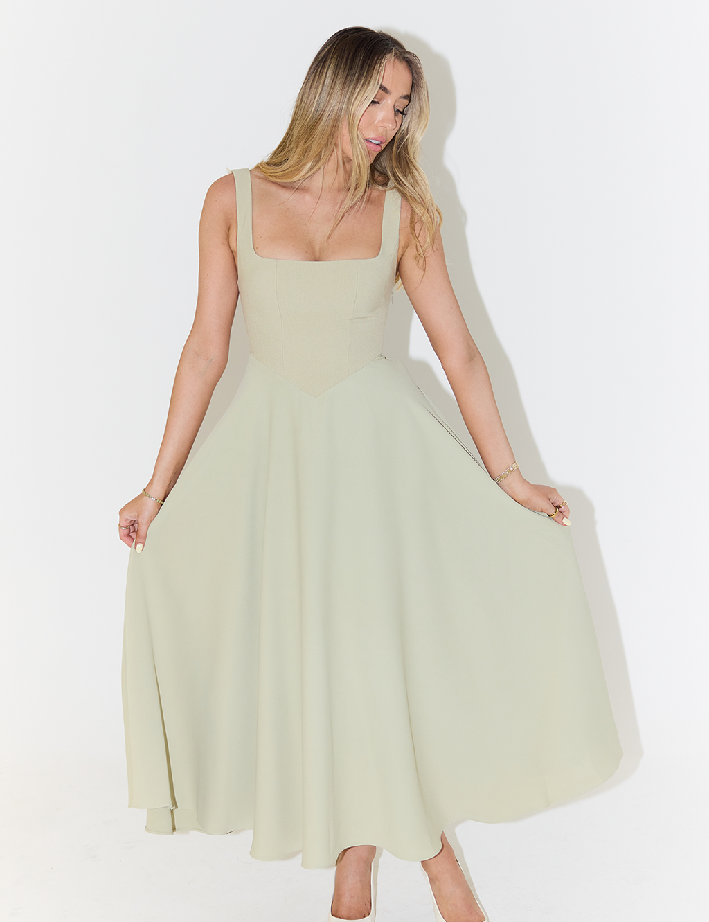 Midi jurk met vierkante hals lichtgroen zijprofiel