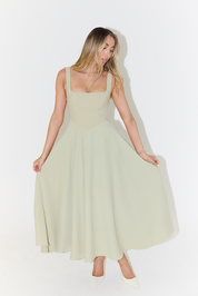 Midi jurk met vierkante hals lichtgroen zijprofiel