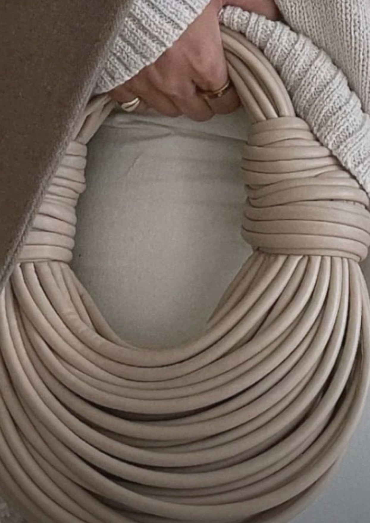Avine Handtas van zacht leer met knoopdetail