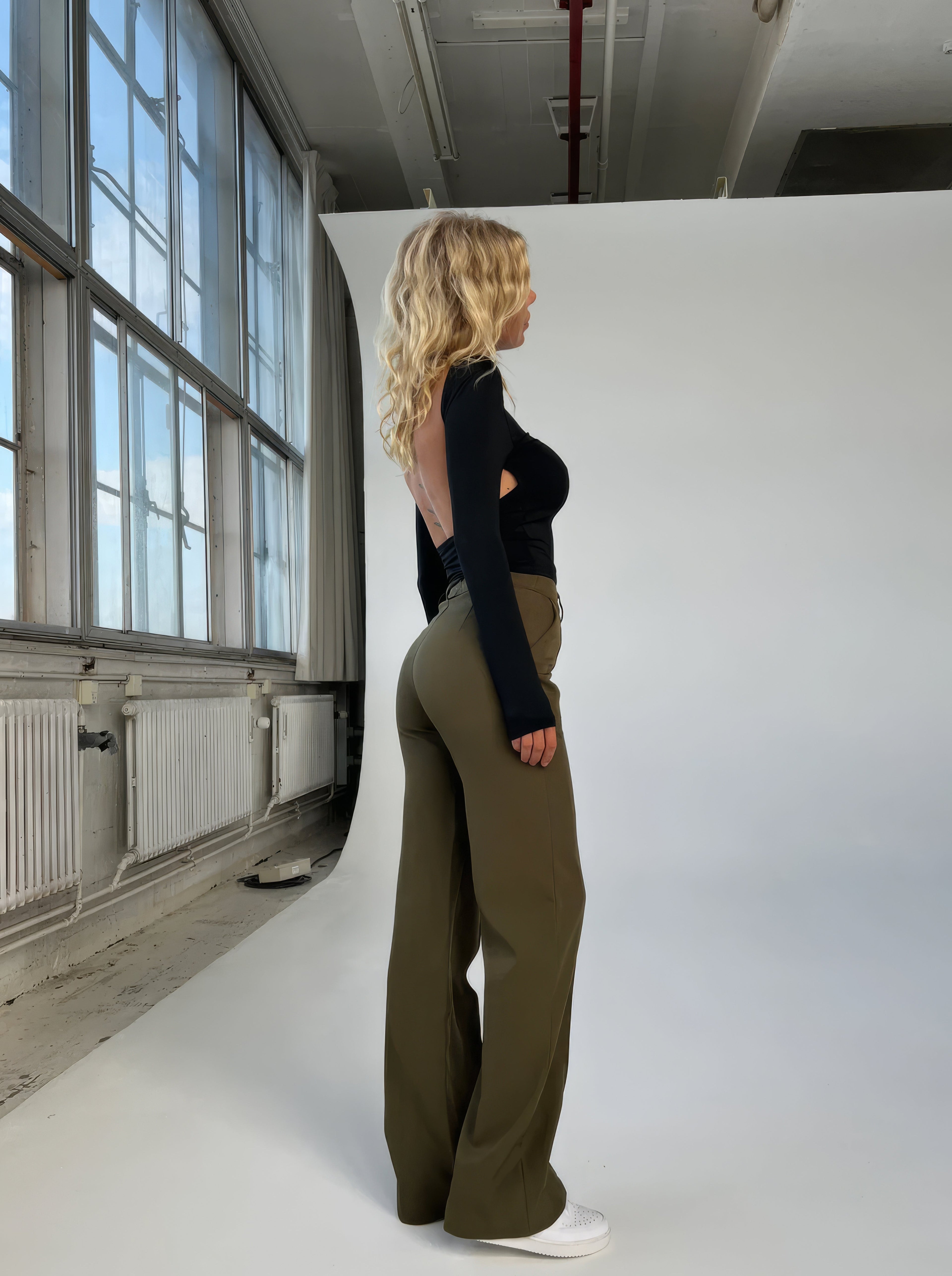 Eliza Wijde Pijp Broek met Sierlijk Naaddetail en Vloeiende Pasvorm voor dames