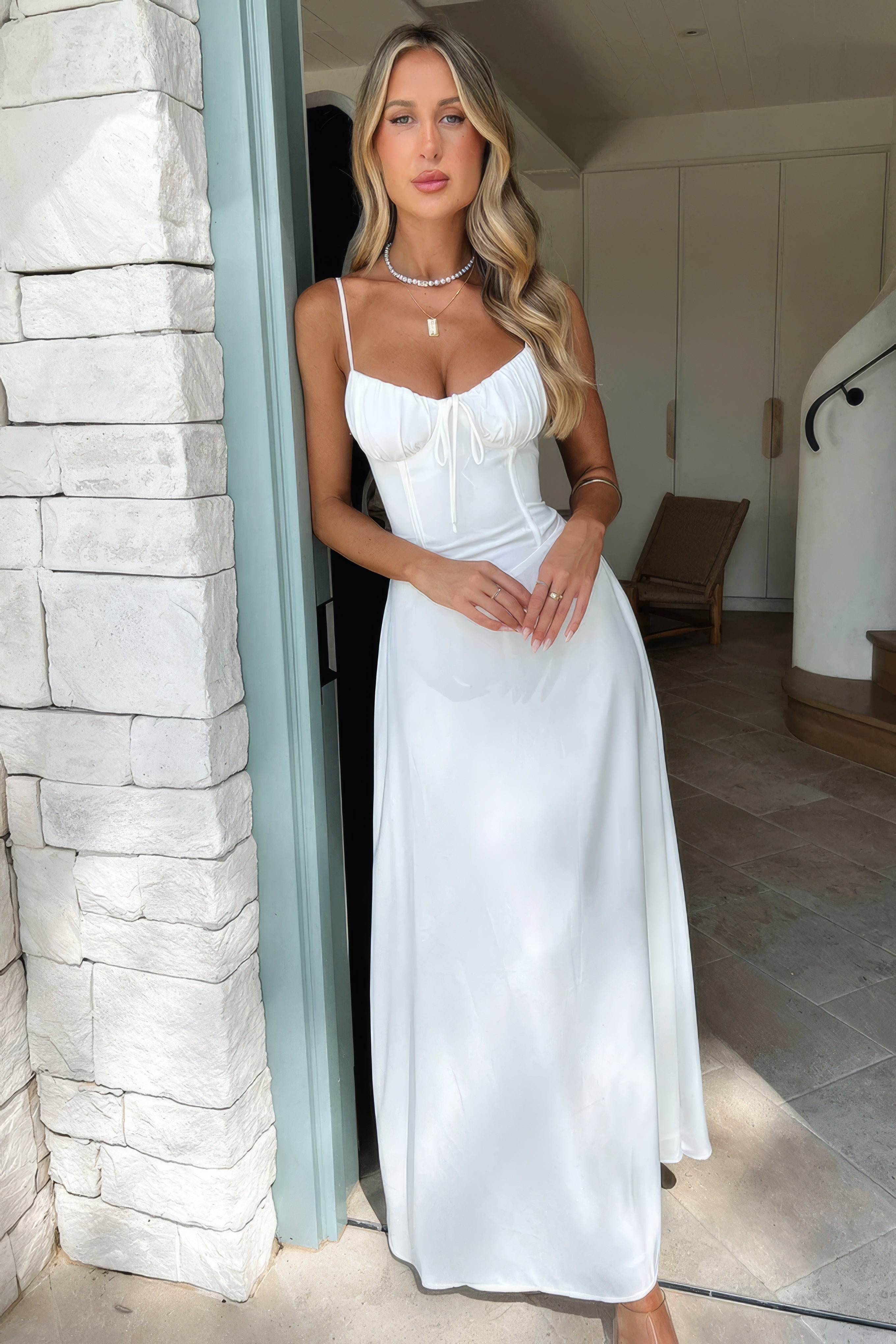 Maxi jurk wit met spaghettibandjes en strik detail front view