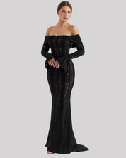 Maxi jurk van kant zwart off-shoulder zijprofiel