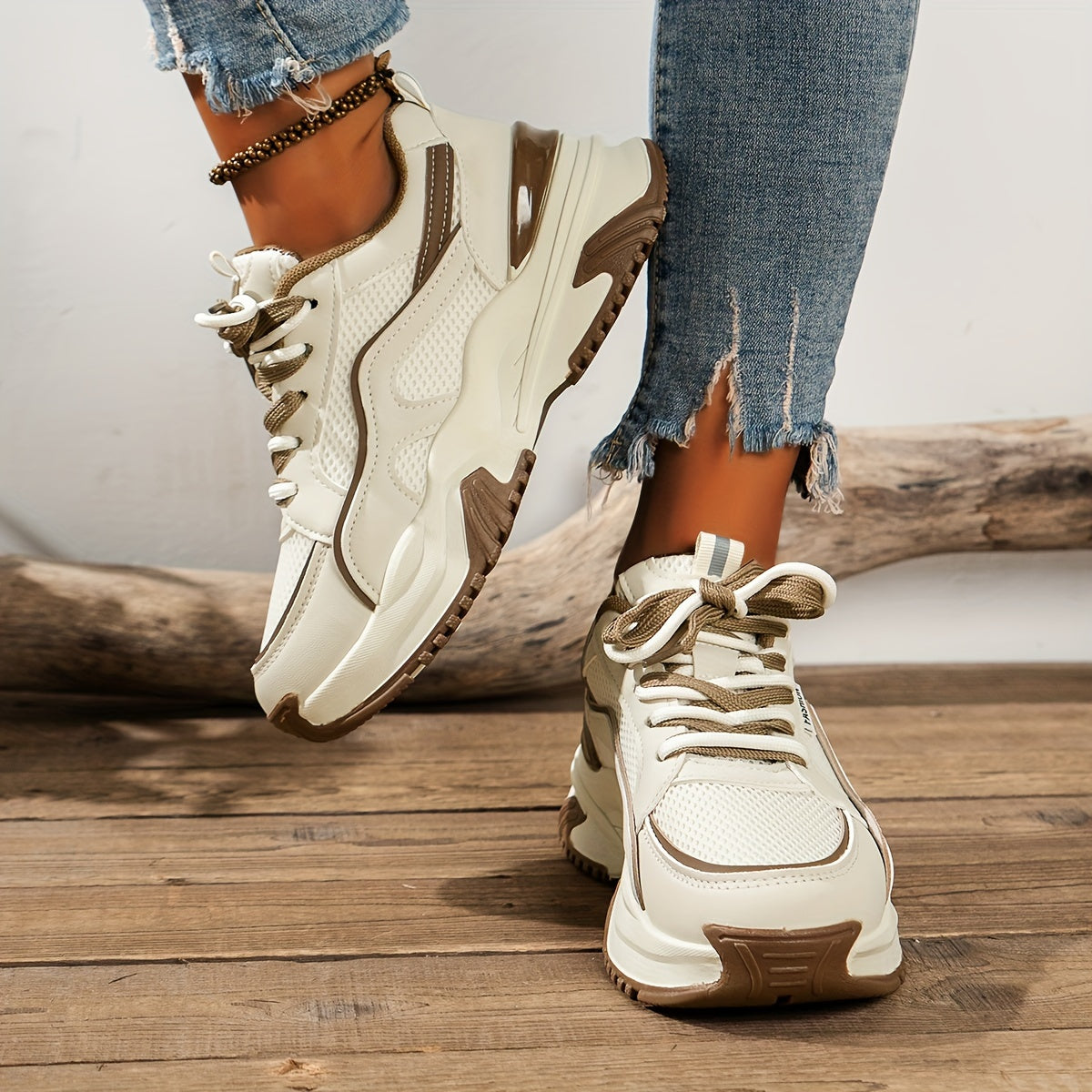Sneakers wit met bruine details, zijkant en vooraanzicht