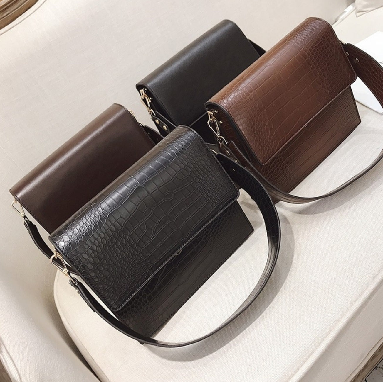 Aven Compacte crossbody schoudertas met crocoprint in leer