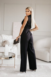 Mouwloze jumpsuit zwart met ceintuur, zijaanzicht