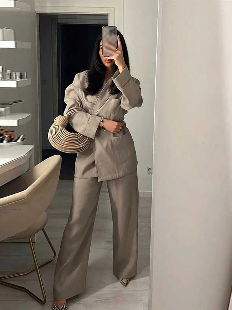 Tweed suit beige side view with beige bag and gold heels