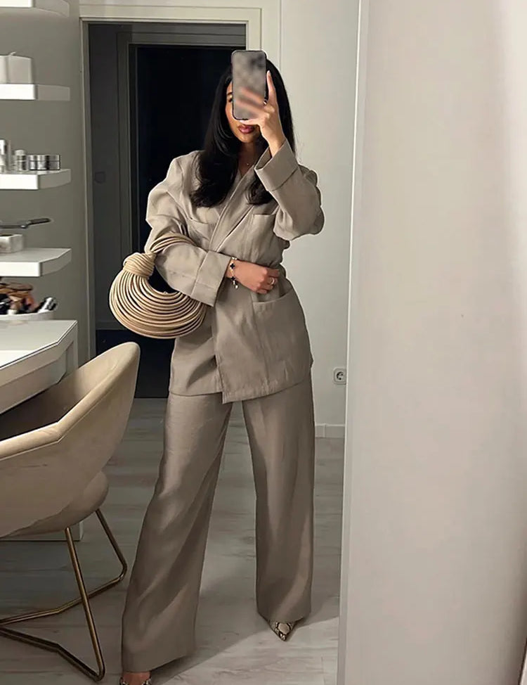 Tweed suit beige side view with beige bag and gold heels