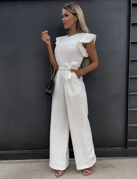 Eenstuk witte dames jumpsuit met ruchedetail en riem, front view
