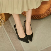 Slingback pumps zwart fluweel puntige neus detail shot