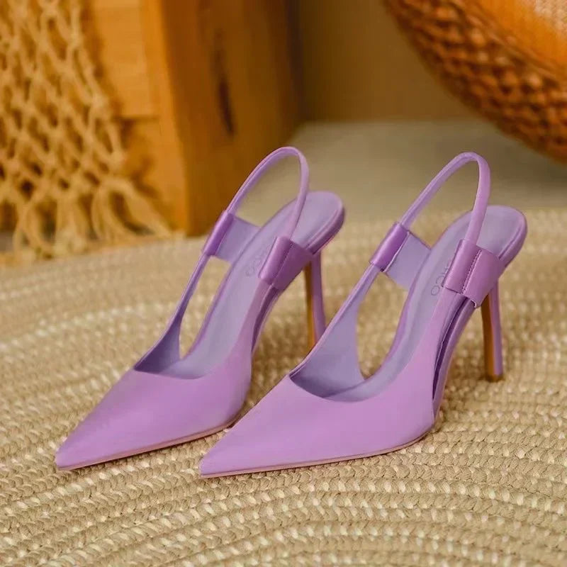 Lila slingback pumps met puntige neus en hoge hakken, detailopname