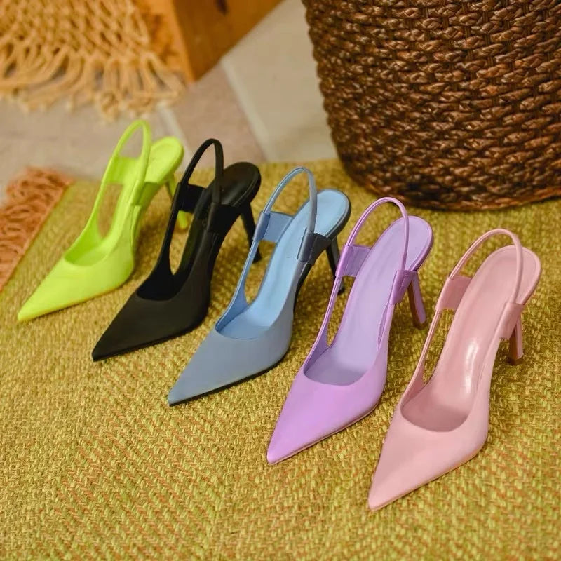 Slipper sandalen met puntige neus in groen, zwart, blauw, paars en roze, front view