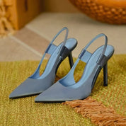 Slingback pumps blauw met puntige neus en hoge hakken detail shot