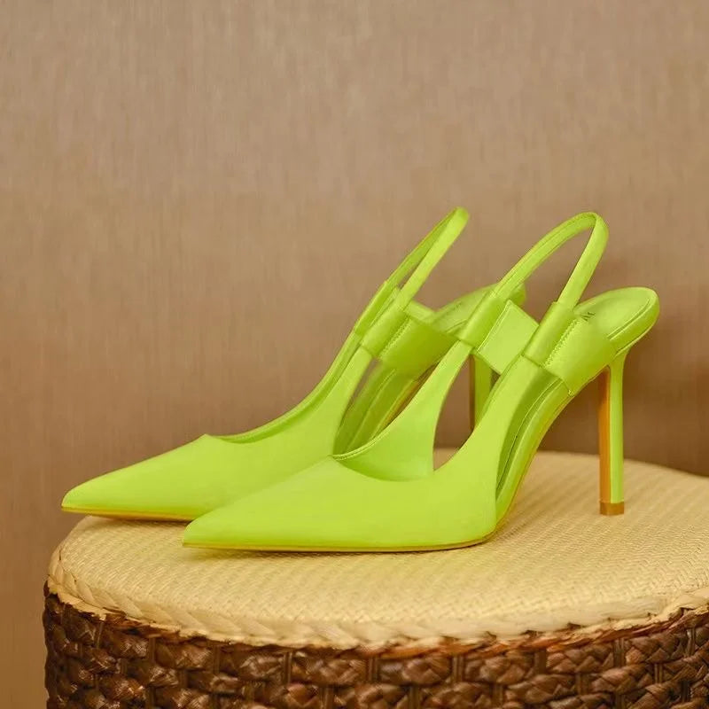 Slippers neon groen met puntige neus en hoge hakken vooraanzicht