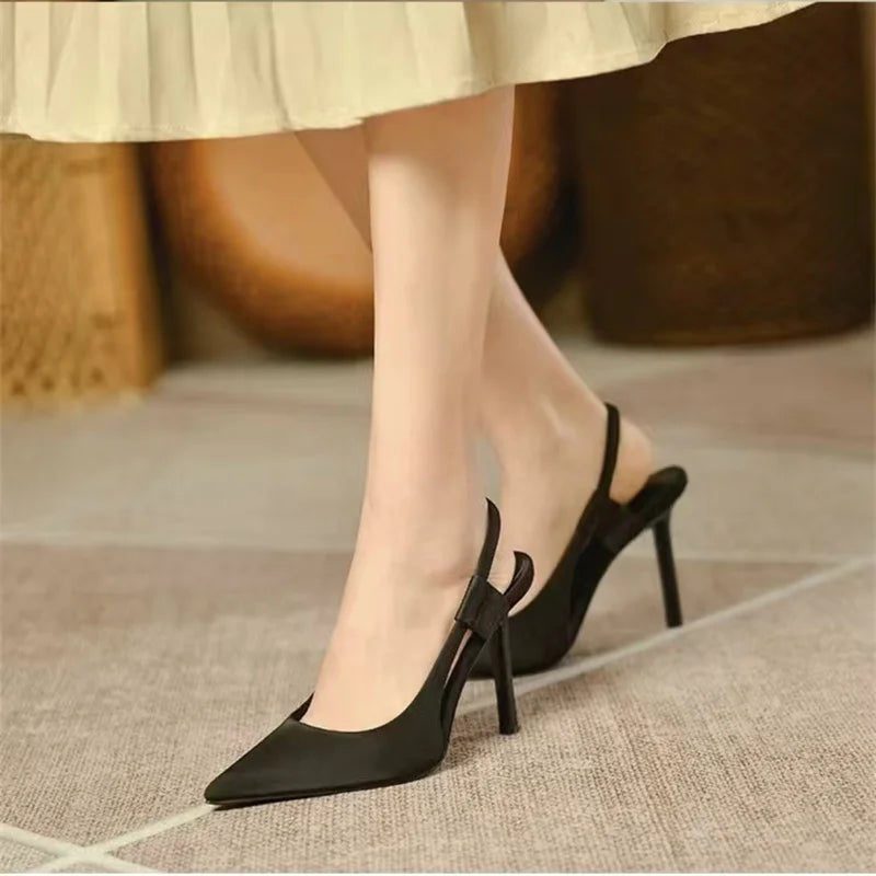 Zwarte slingback pumps met puntige neus en hoge hakken, detailvoet