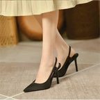 Zwarte slingback pumps met puntige neus en hoge hakken, detailvoet