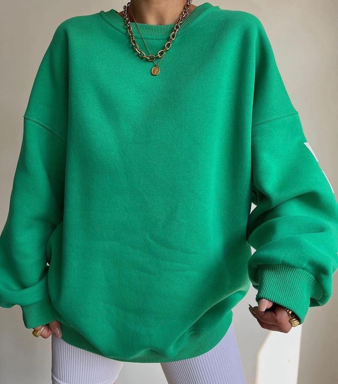 Oversized groene trui met ronde hals en losse pasvorm vooraanzicht