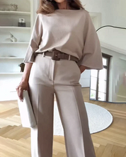 Tweedelig damesset beige met riem rugzijde