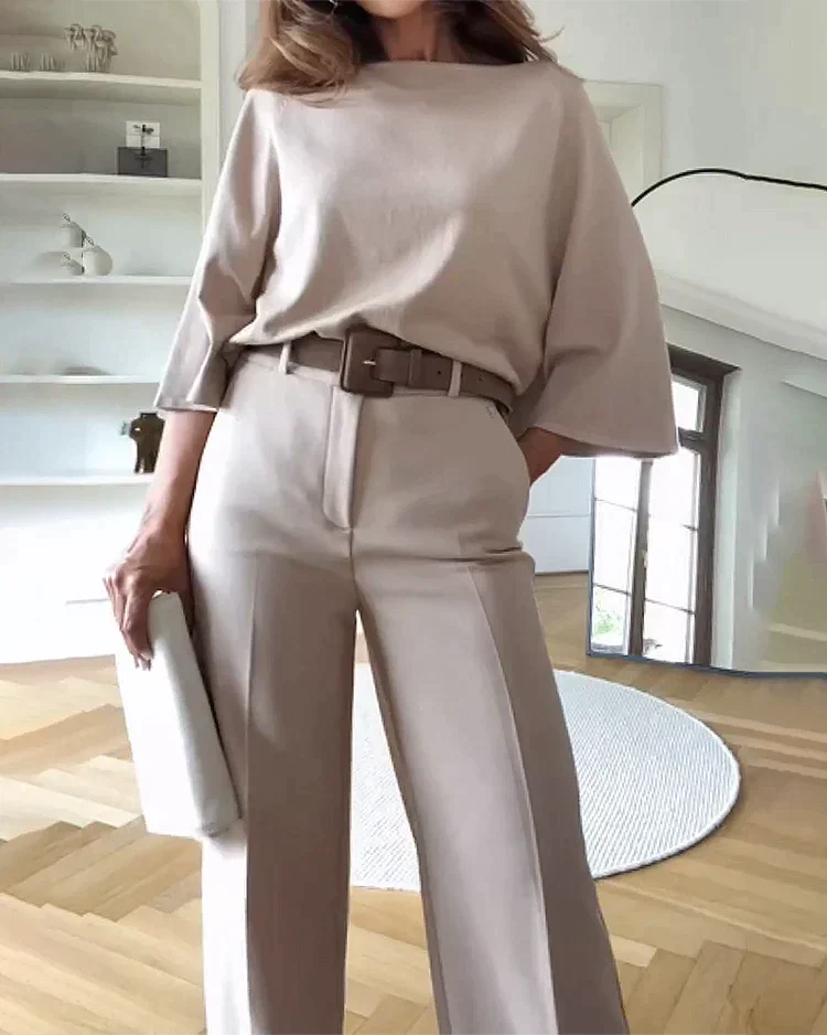 Tweedelig damesset beige met riem rugzijde