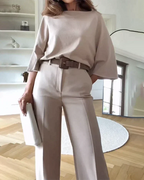 Tweedelig damesset beige met riem rugzijde