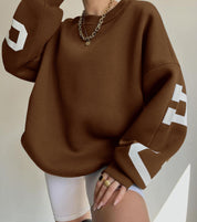 Oversized sweater bruin met witte letters voorzijde