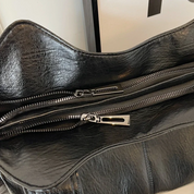 Amber Compacte schoudertas met verstelbare band en stijlvol silhouet