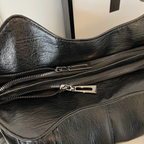 Amber Compacte schoudertas met verstelbare band en stijlvol silhouet