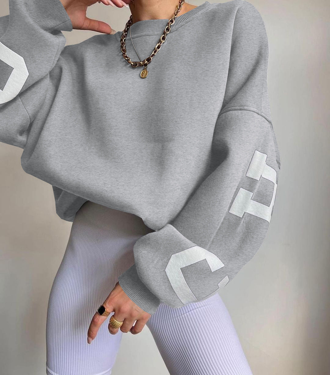 Oversized sweater grijs met witte letters detail shot