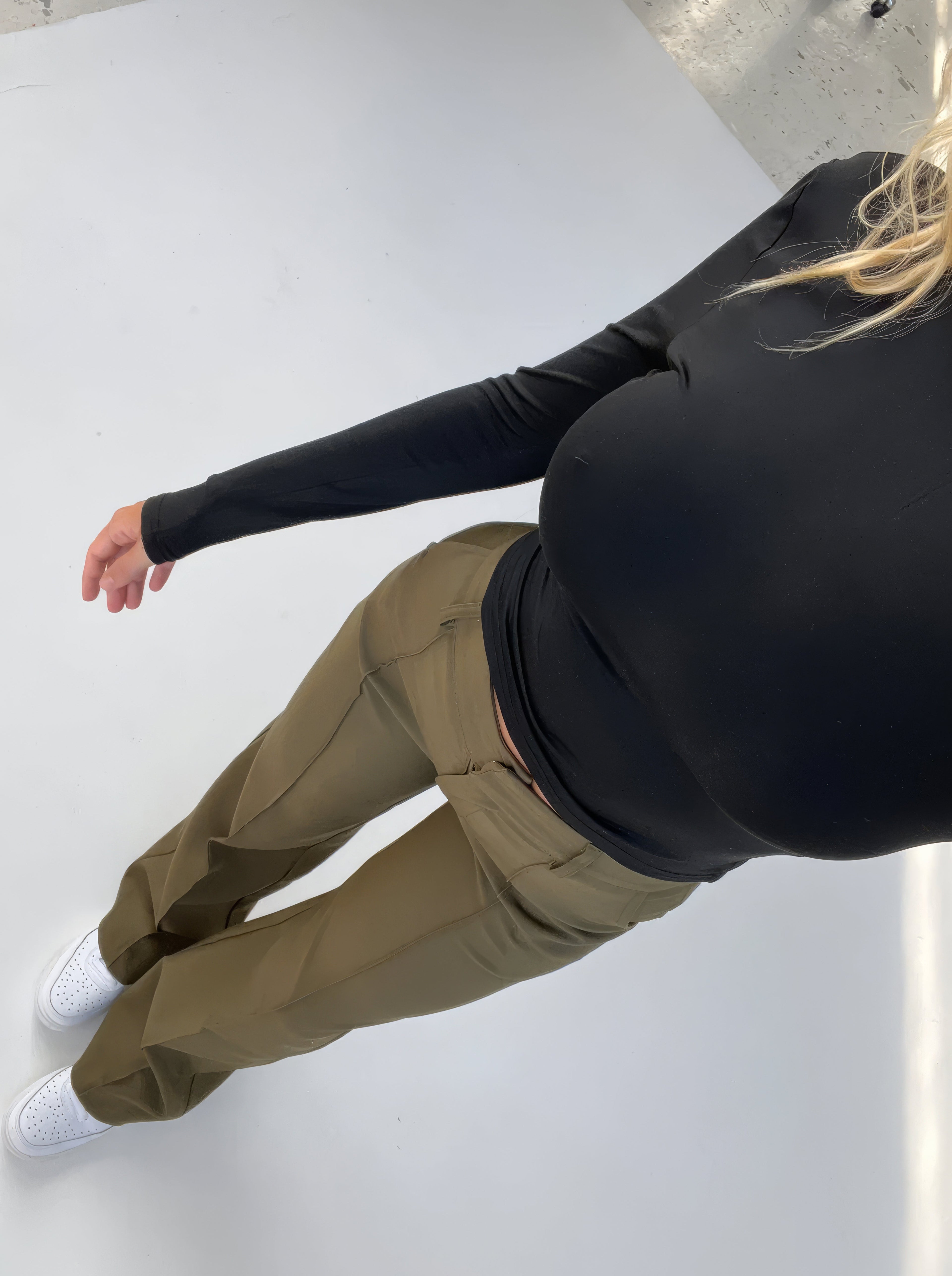 Eliza Wijde Pijp Broek met Sierlijk Naaddetail en Vloeiende Pasvorm voor dames