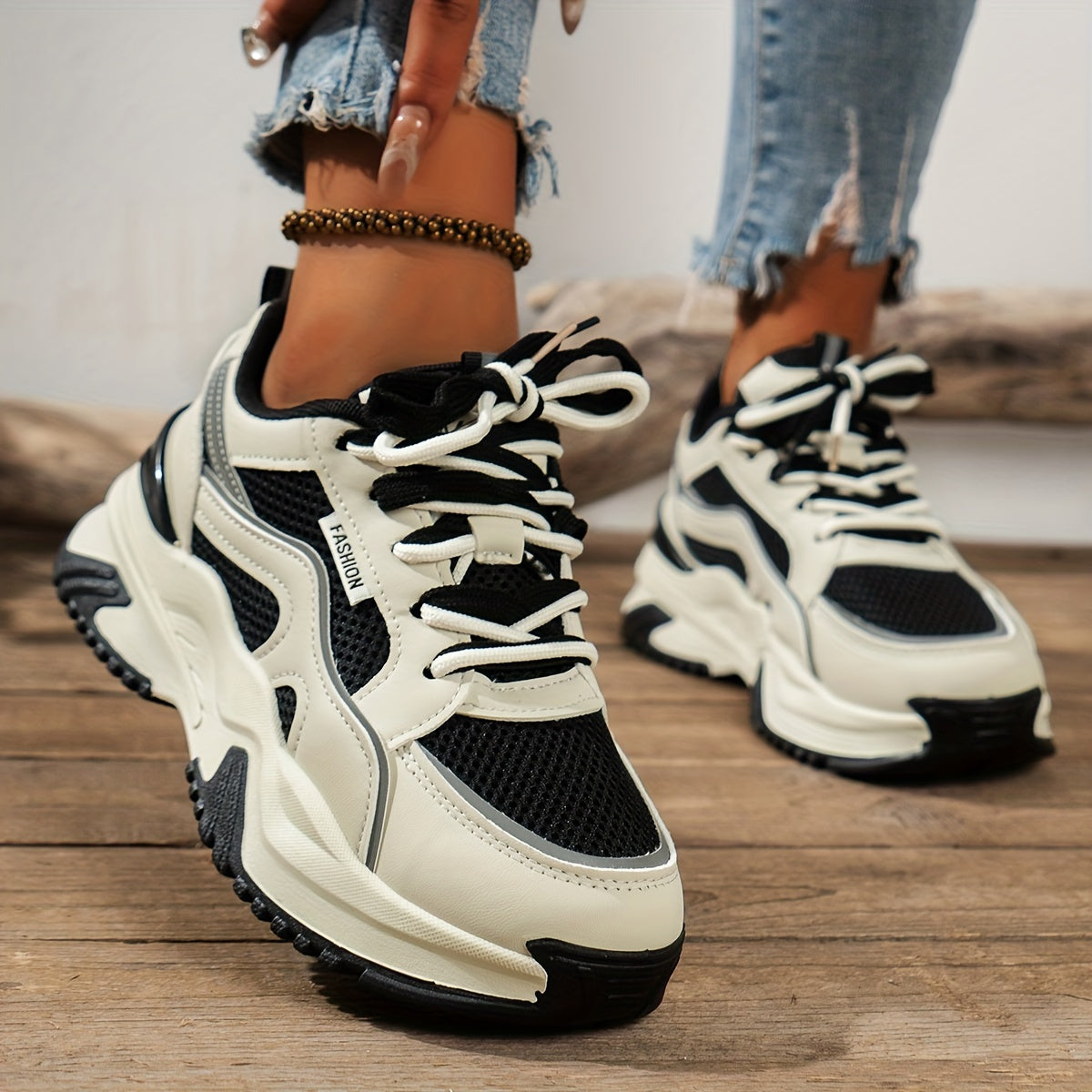 Sportieve sneakers wit-zwart textiel en mesh vooraanzicht