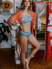 Maxi kimono dames met bloemenprint oranje en blauw model pose