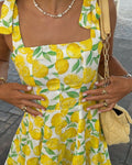 Zomerjurk met limoenprint en parelketting, zijprofiel