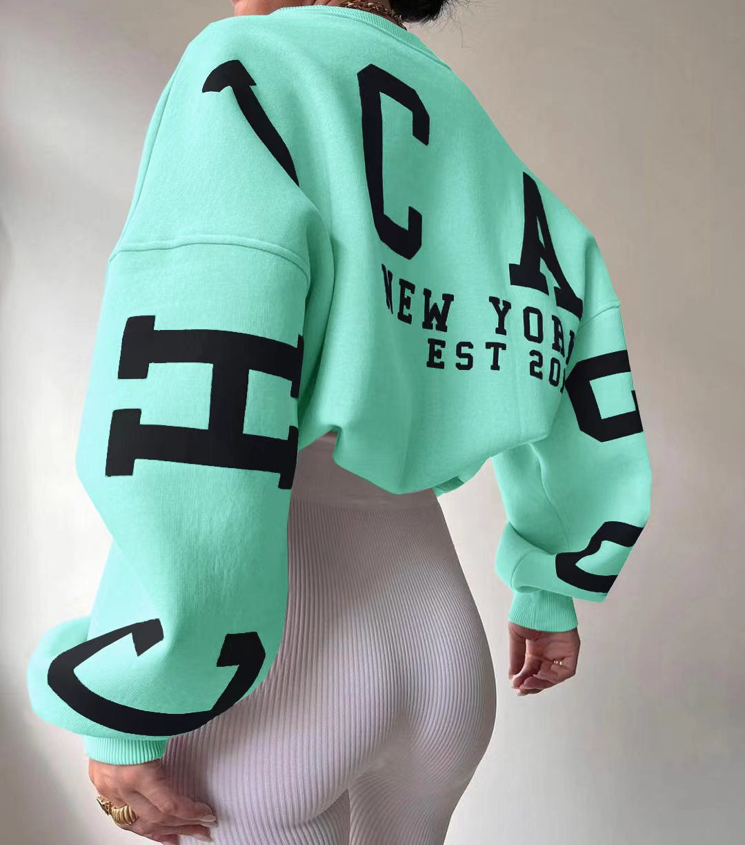 Oversized sweater groen met zwarte letters achterkant