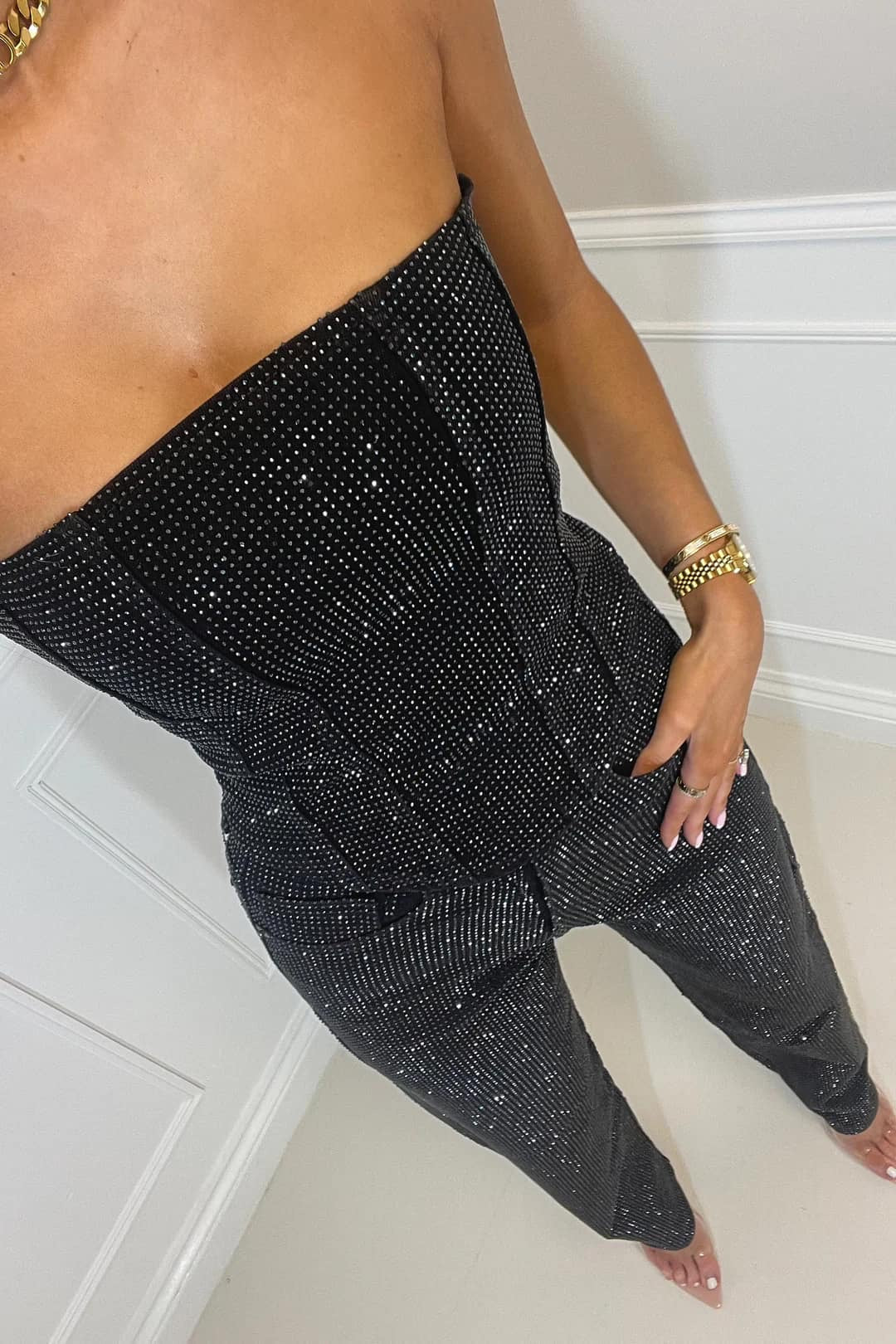 Strapless jumpsuit zwart met strass detail close-up