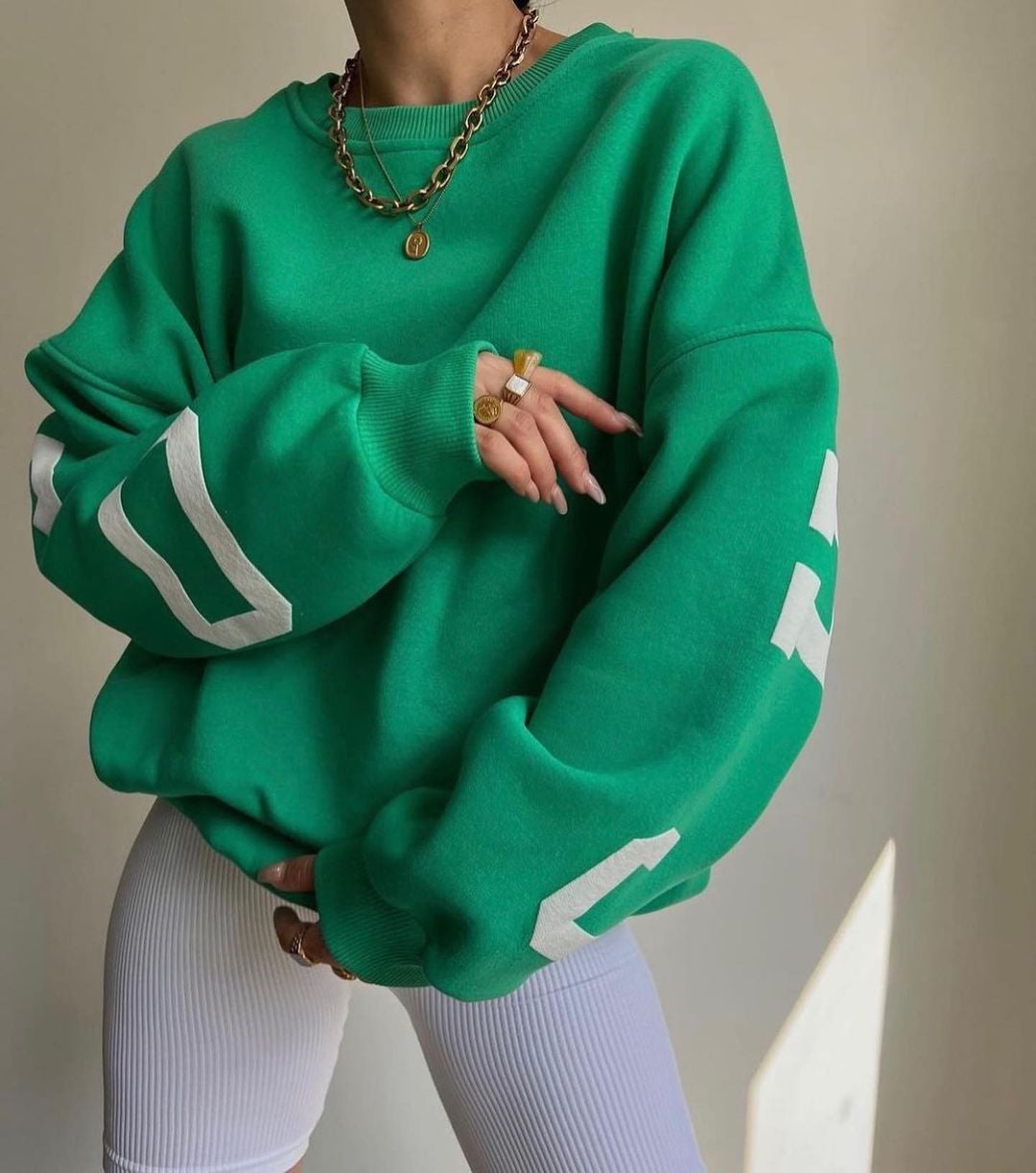 Groene oversized sweater met witte logo, front view