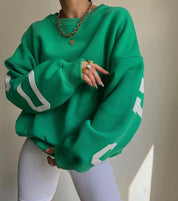 Groene oversized sweater met witte logo, front view