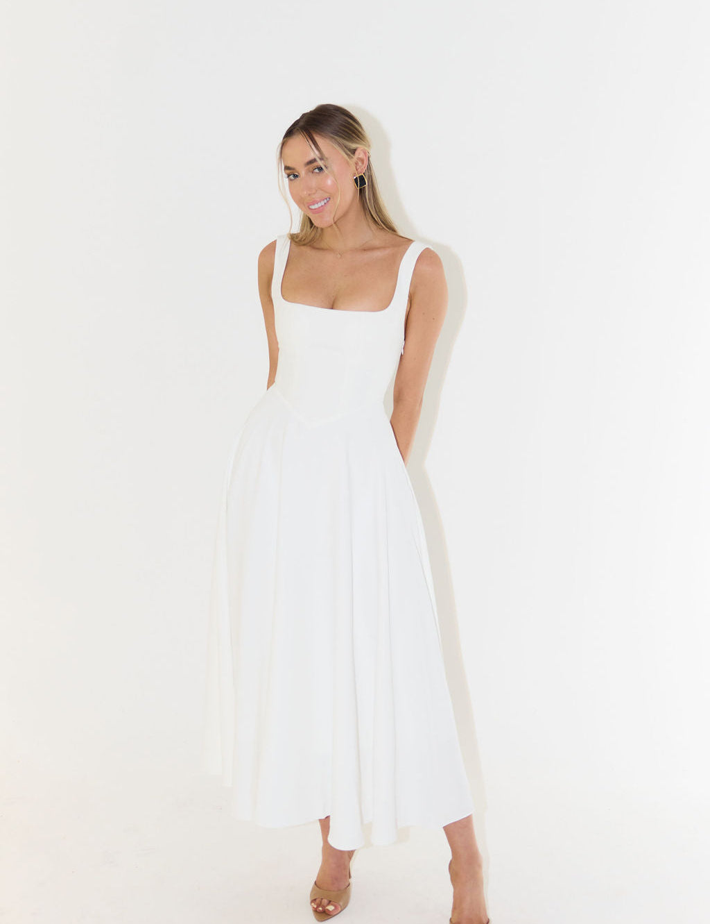 Midi jurk wit vierkante hals zijprofiel