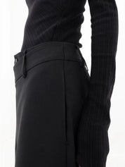 Zwarte pantalon met dubbele knoopdetail close-up detail