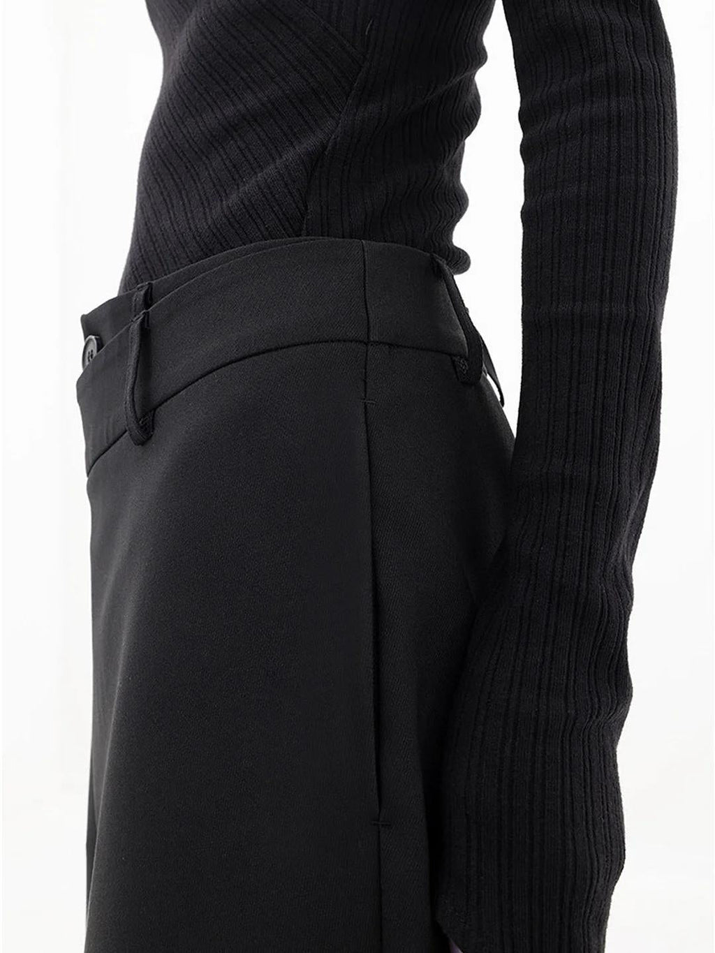 Zwarte pantalon met dubbele knoopdetail close-up detail