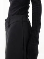 Zwarte pantalon met dubbele knoopdetail close-up detail