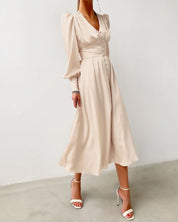 Maxi-jurk beige met pofmouwen en knopen vooraanzicht