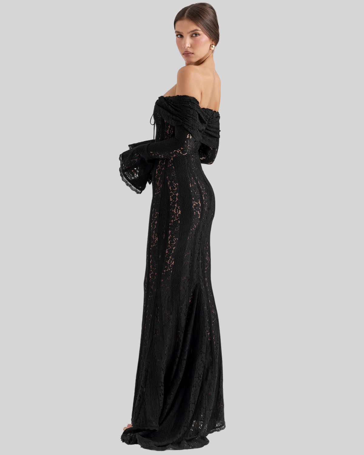 Maxi jurk van kant zwart off-shoulder zijprofiel