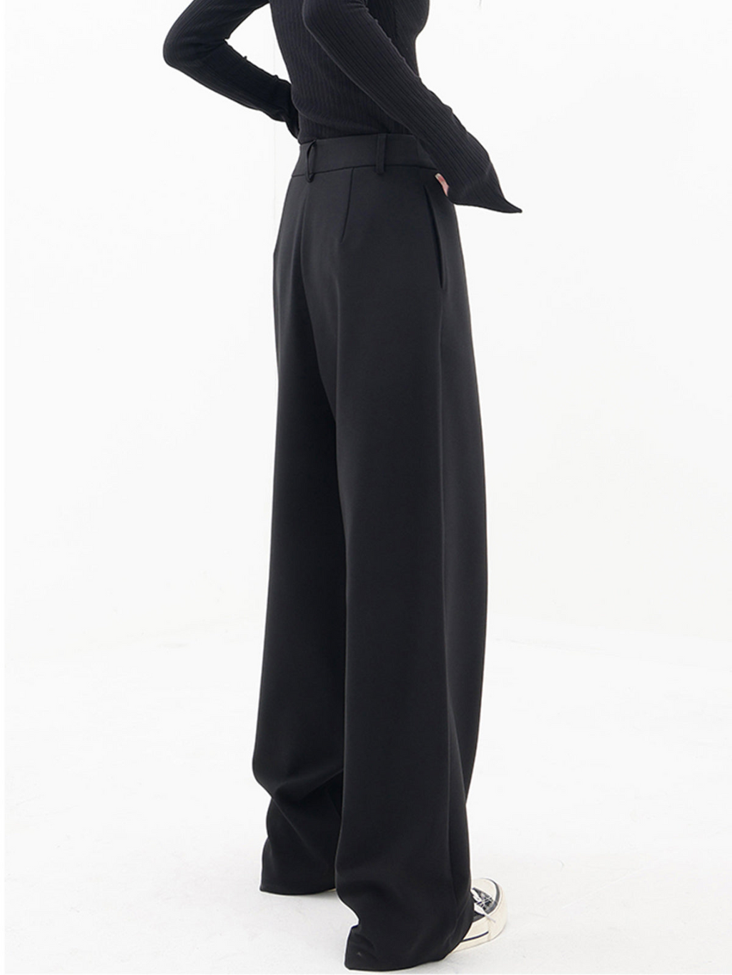 Zwarte oversized pantalon met dubbele knoop detail, zijprofiel
