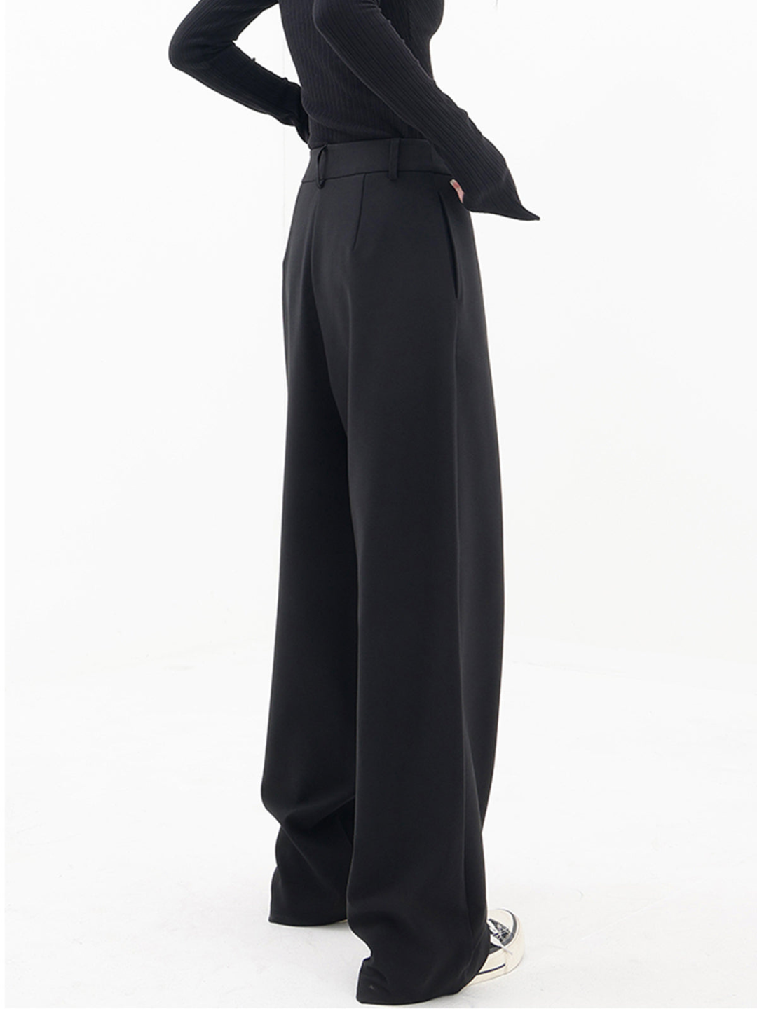 Zwarte oversized pantalon met dubbele knoop detail, zijprofiel