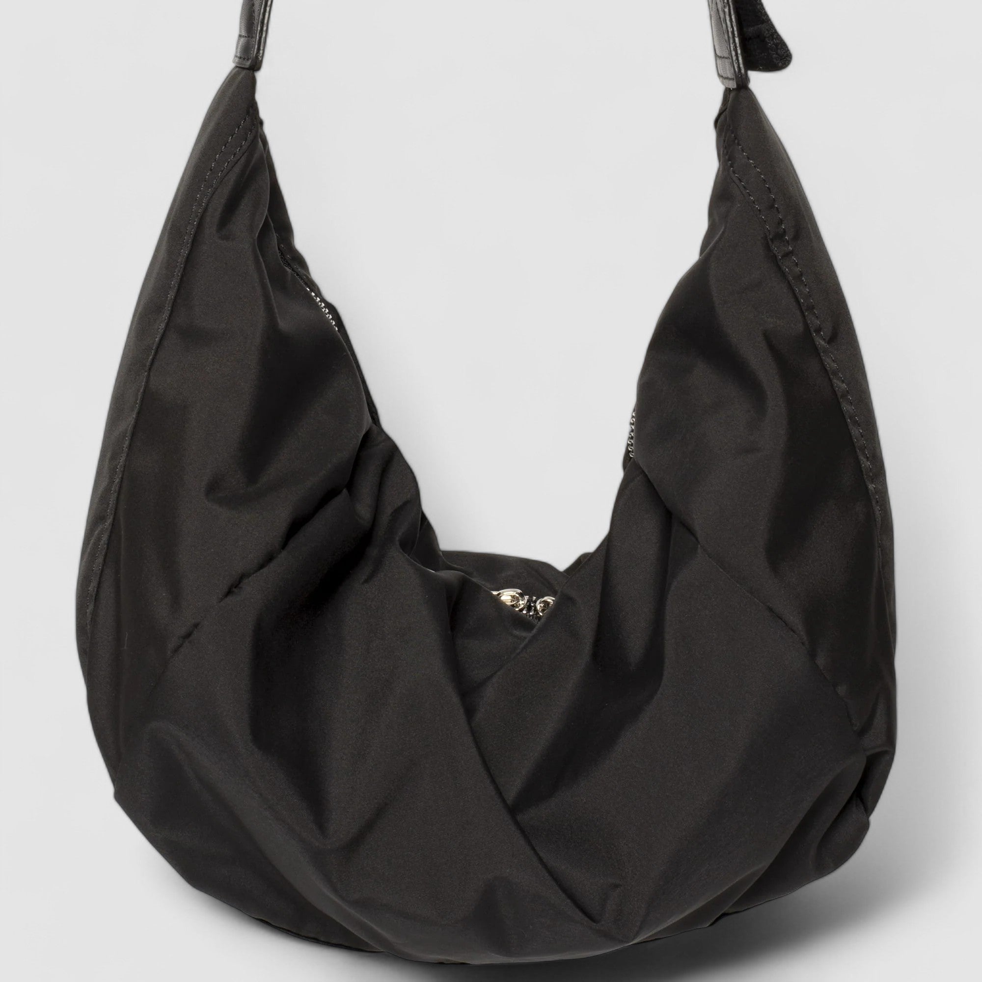 Schoudertas zwart puffer stof detail shot