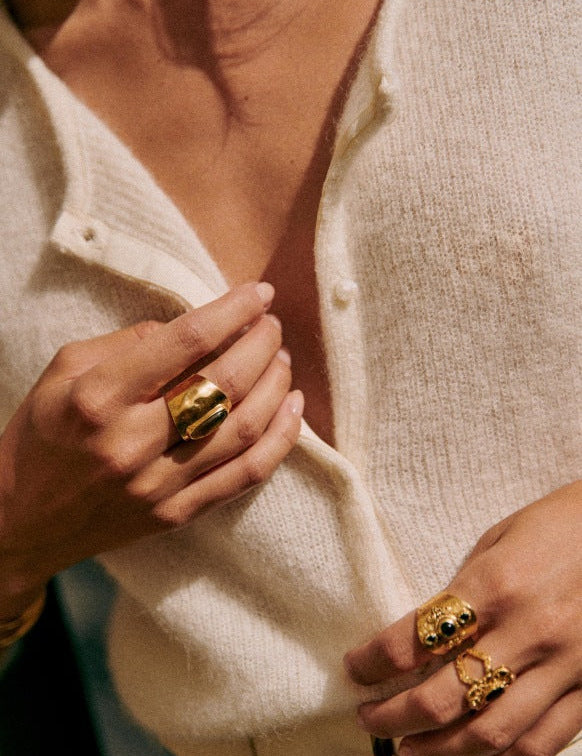 Kardigan van zacht cashmere beige met gouden ringen detail shot