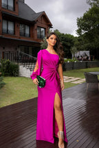 Avondjurk roze satijn one-shoulder met split en ruches zijprofiel