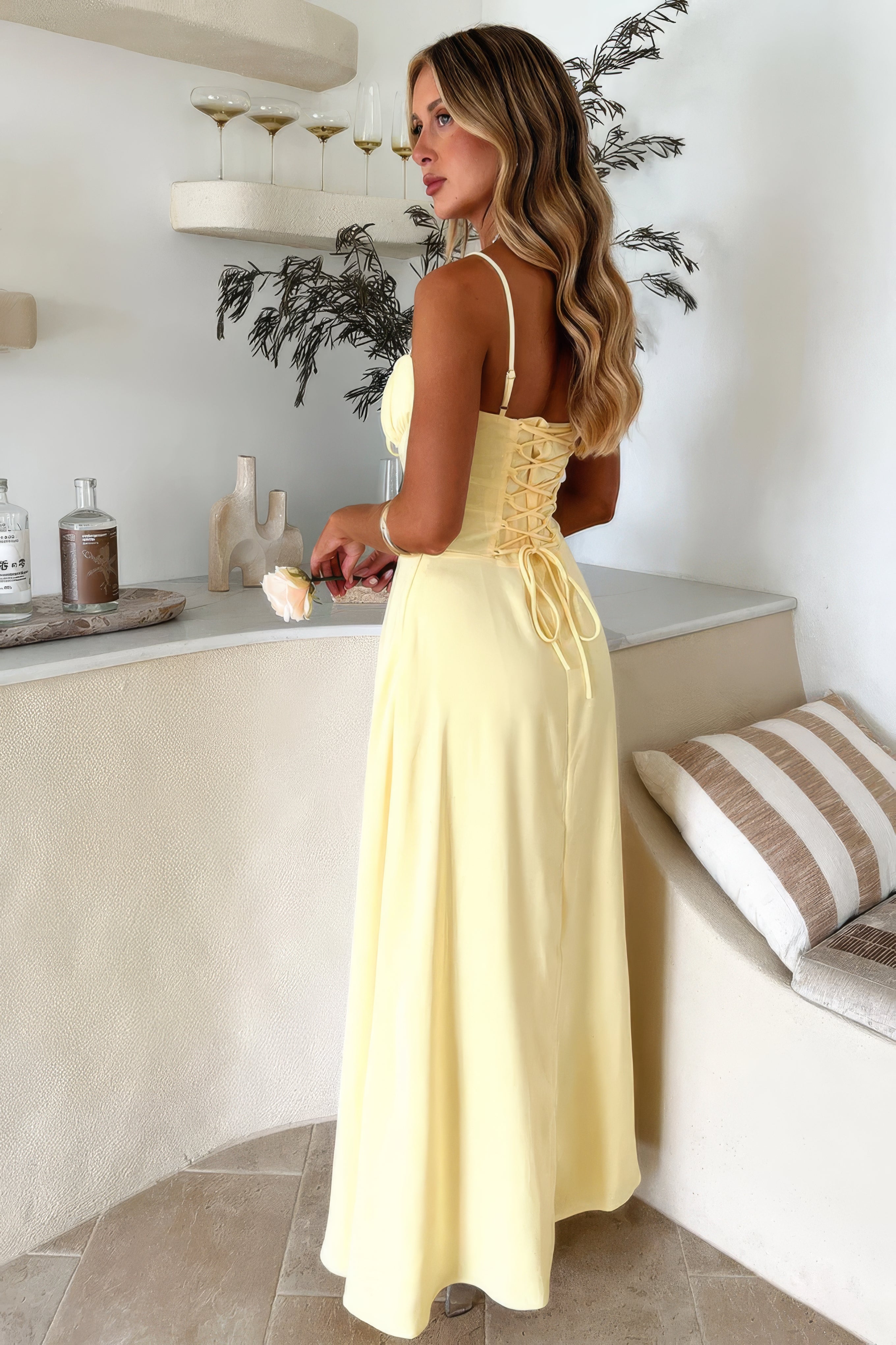 Maxi jurk geel met strikdetail rugzijde